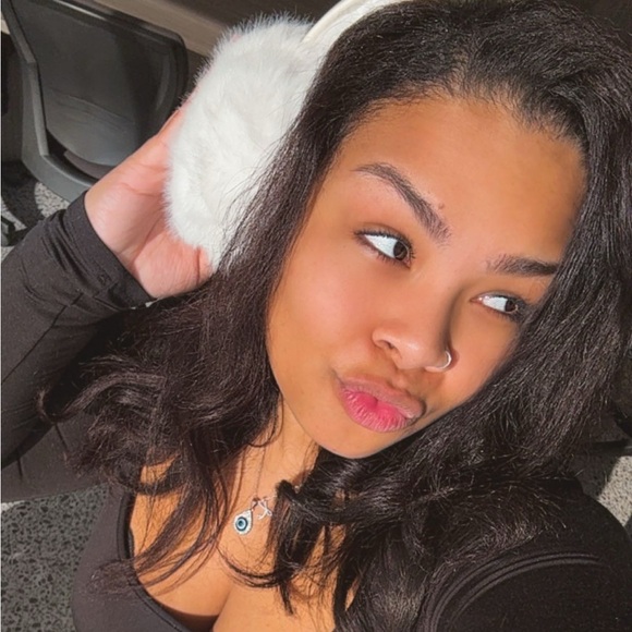 Meet your Posher, Alexis - Picture 1 of 1